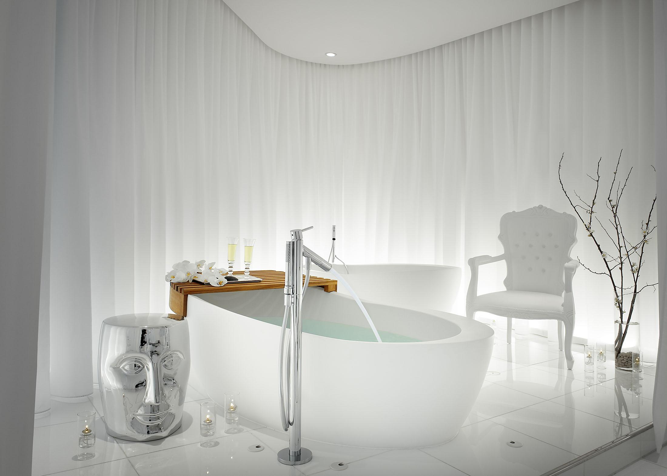 Uma banheira sendo preenchida em um spa branco sereno