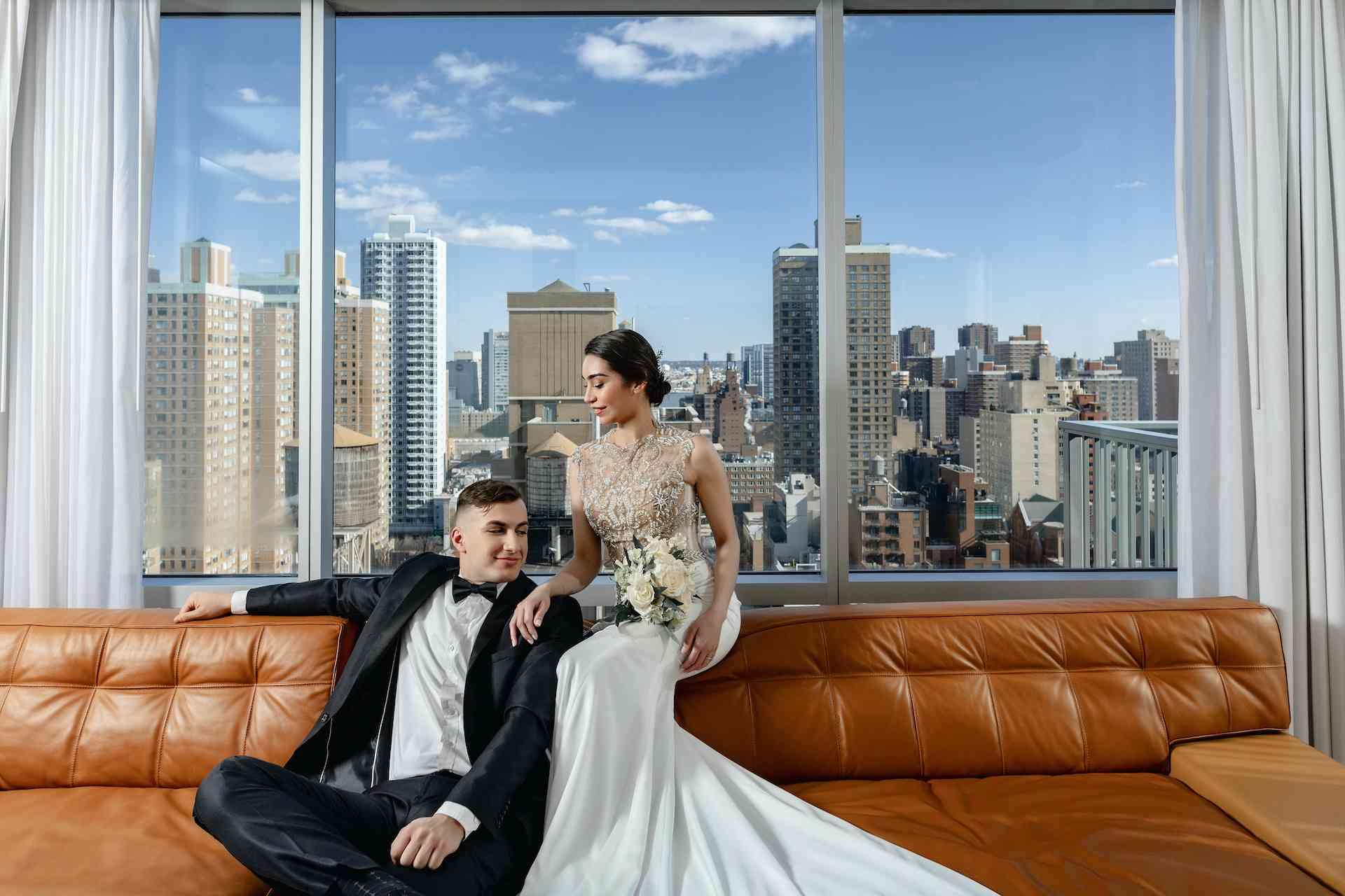 ponte e noivo em um sofá com vista para NY