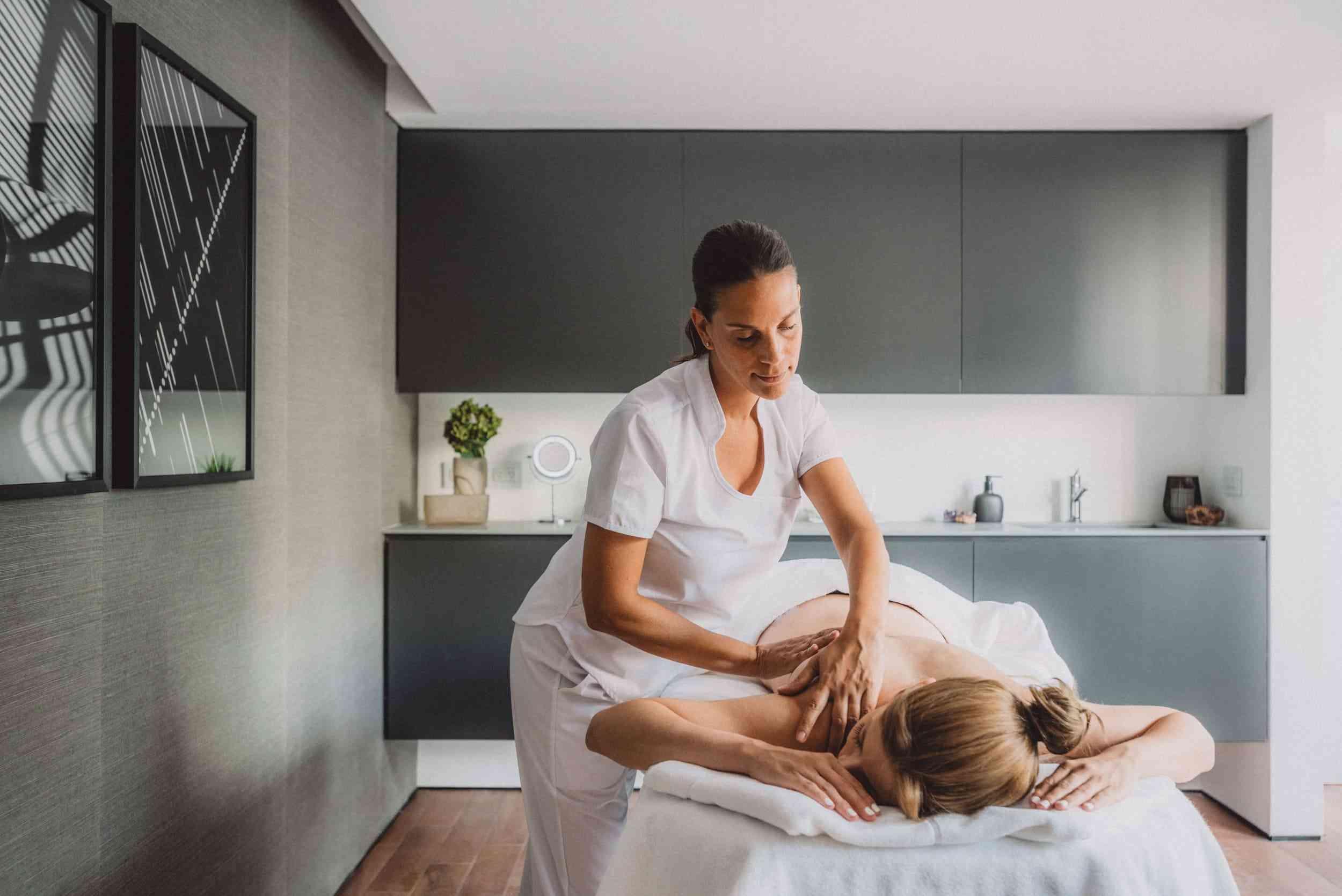 mulher recebendo uma massagem
