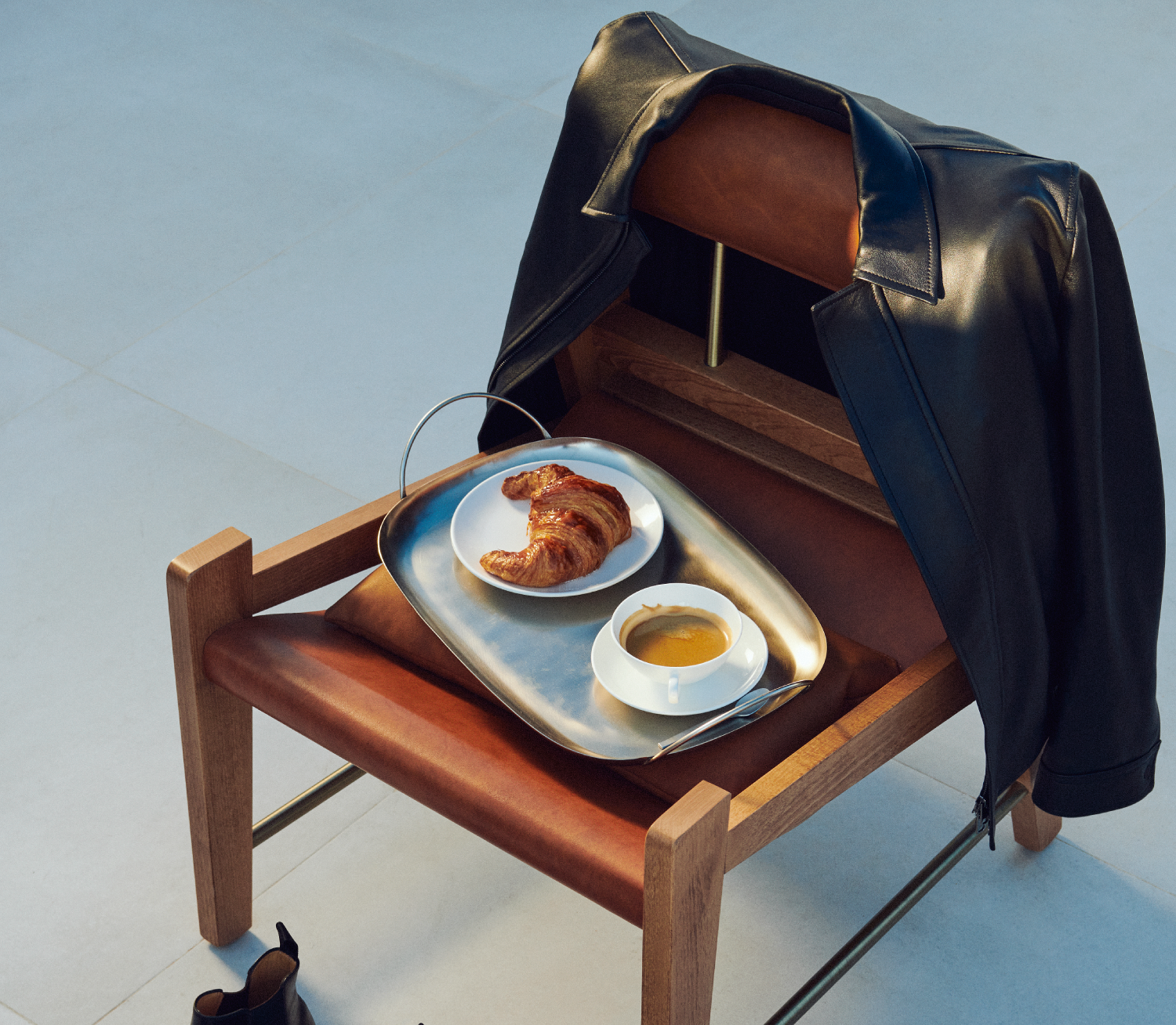 cadeira com uma bandeja com comida e bebidas para o café da manhã 