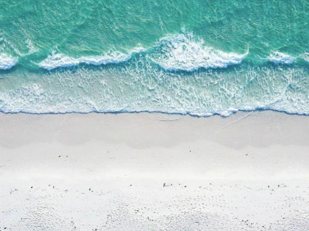 ondas quebrando na praia 